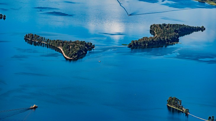 Drönarbild över öarna i Hjälmaren.